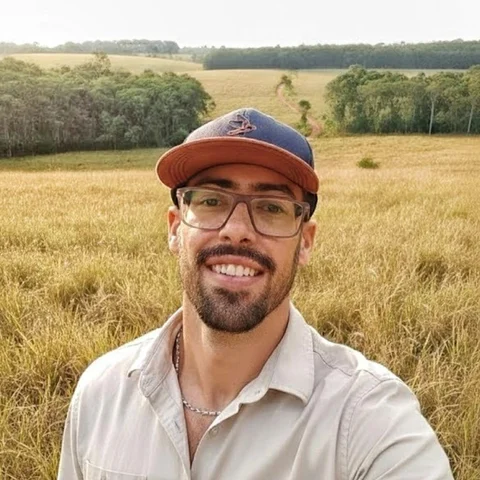 Dante Noronha de Mello Franco, engenheiro florestal, em campo