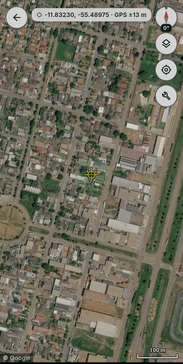 Tela do mapa do ForestMap: satélite, coordenada e exatidão do GPS no topo, bússola e botões de camadas, centralizar e ferramentas na lateral