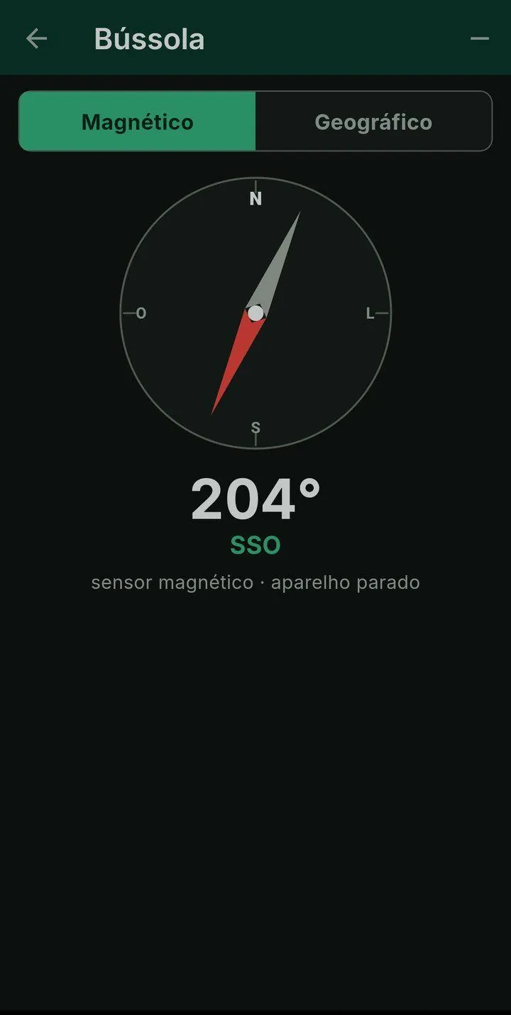 Bússola do ForestMap em tela cheia mostrando 204 graus, sul-sudoeste, com a escolha entre norte magnético e geográfico